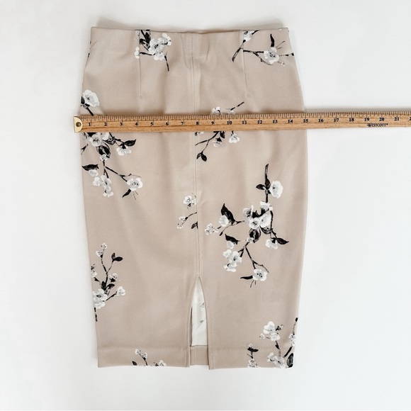 Dynamite Tan Floral Knee-length Pencil Skirt Size XSmall - Picture 3 of 4